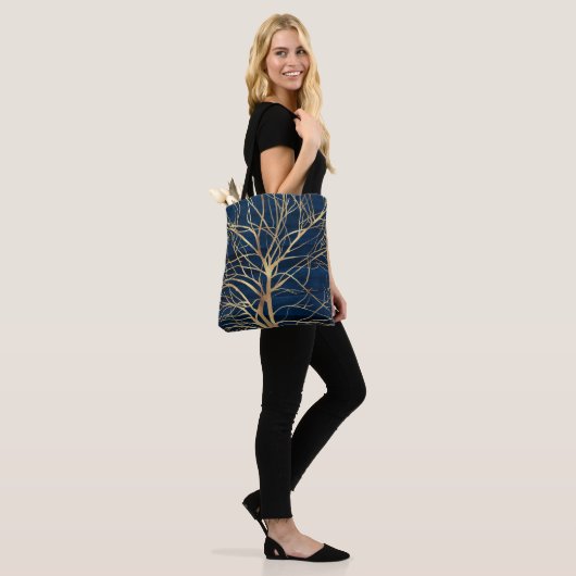 Modern Gold Tree Silhouette Minimumblauw ontwerp Tote Bag (Op model)