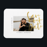 Modern Gold Wedding Photo Save the Date Magneet<br><div class="desc">Het ontwerp kenmerkt uw geweldige foto met sparen de uitdrukking van de Datum in een modern gouden manuscript.  Eenvoudig aan te passen met belangrijke informatie over keuze.  Ik zal elk modern trouwthema en elk seizoen complimenteren.</div>