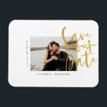 Modern Gold Wedding Photo Save the Date Magneet<br><div class="desc">Het ontwerp kenmerkt uw geweldige foto met sparen de uitdrukking van de Datum in een modern gouden manuscript.  Eenvoudig aan te passen met belangrijke informatie over keuze.  Ik zal elk modern trouwthema en elk seizoen complimenteren.</div>