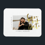 Modern Gold Wedding Photo Save the Date Magnet Magneet<br><div class="desc">Het ontwerp kenmerkt uw geweldige foto met sparen de uitdrukking van de Datum in een modern gouden manuscript. Eenvoudig aan te passen met belangrijke informatie over keuze. Ik zal elk modern trouwthema en elk seizoen complimenteren.</div>