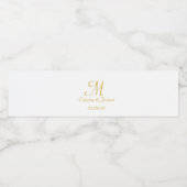 Modern Gold White Script Monogram Weddenschap Waterfles Etiket (Enkel label)