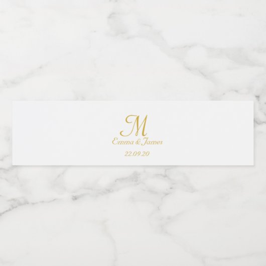 Modern Gold White Script Monogram Weddenschap Waterfles Etiket (Enkel label)