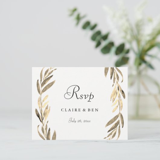Modern Golden Leaf Wreath Wedding RSVP Briefkaart (Staand voorkant)