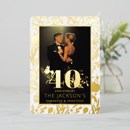Modern Goud Bloemen Formele 40e bruiloft Jubileum Folie Uitnodiging (Staand Voorkant)