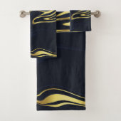 Modern Goud Marmer Donkerblauw Elegante Strepen Bad Handdoek (Insitu)