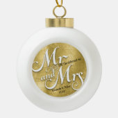 Modern goud onze eerste kerstfoto-Pas getrouwd Keramische Bal Ornament (Voorkant)
