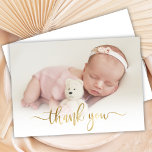 Modern Goud Script Newborn Baby Foto Dank u Bedankkaart<br><div class="desc">Eenvoudige moderne elegante kalligrafie gouden script foto pasgeboren Baby dank u geboorte aankondiging Kaart. Beschikt over een mooie "dank u" tekst in een handgeschreven kalligrafie swash tail lettertype script in FAUX gouden folie. Vooraf gemaakte persoonlijke boodschap aan de achterkant. Geweldig voor baby meisje of baby jongen. Gemakkelijk te personaliseren met...</div>