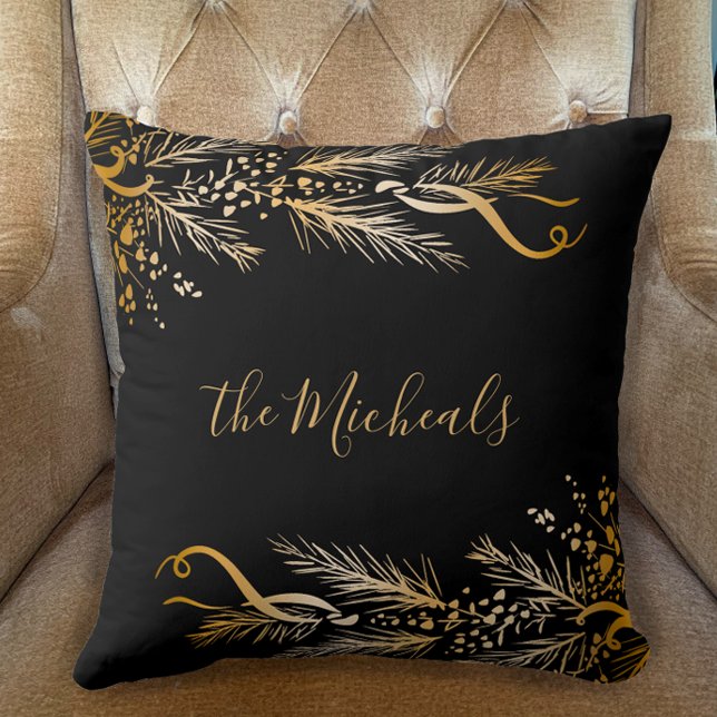 Modern Goud Zwart Familienaam Vrolijk Kerstfeest Kussen (Personalize with Family Name Elegant Unique Golden Pine Berry Original Merry Christmas pillow.)