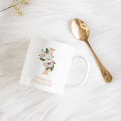 Modern Gouden Waterverf Bloemenletter I | Monogram Koffiemok