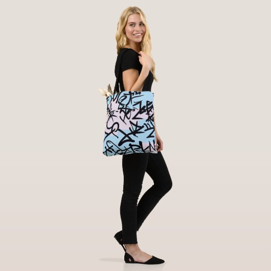 Modern Graffiti Tote Bag (Op model)