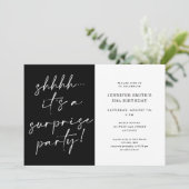 Modern grafisch script Shhhh Surprise Birthday Par Kaart (Staand voorkant)