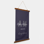 Modern Gray & Blue Monogram Weddenschap Hangend Wandkleed (Gebogen)