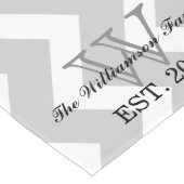 Modern Gray Cheveron Monogram Table Runner Lange Tafelloper (Hoek)