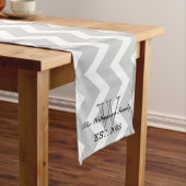 Modern Gray Cheveron Monogram Table Runner Lange Tafelloper (Voorbeeld)