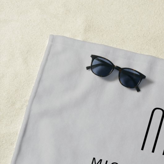 Modern Gray Monogram Strandlaken (In situ)