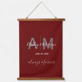 Modern Gray & Red Monogram Weddenschap Hangend Wandkleed (Voorkant)