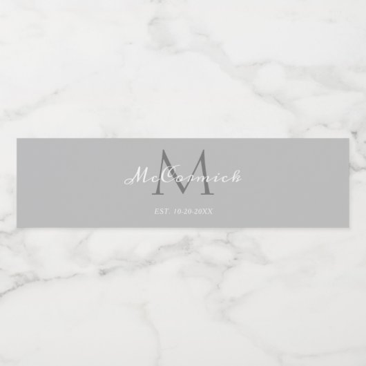 Modern Gray White Script Monogram Weddenschap Waterfles Etiket (Enkel label)