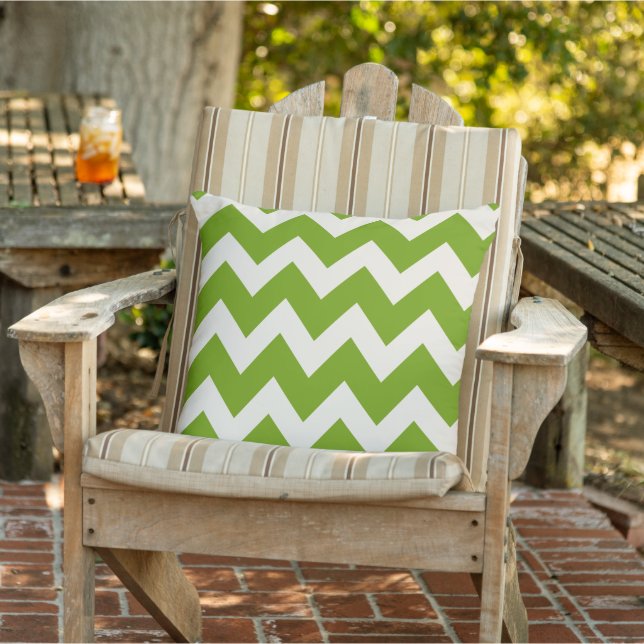 Modern Green and Soft White Chevron Stripes Buitenkussen (Stoel)