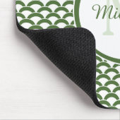 Modern Green and White Scallops Monogram en Naam Muismat (Hoek)