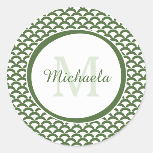 Modern Green and White Scallops Monogram en Naam Ronde Sticker (Voorkant)