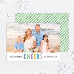 Modern Green Cheers Prettige feestdagen Foto Feestdagenkaart<br><div class="desc">Eenvoudige en moderne vakantiefotoperatekaart biedt uw foto een veelkleurige "Cheers"-tekst en aangepaste tekst voor een seizoensbericht, uw familienaam en het jaar. De achterzijde van de kaart bevat een patroon van diagonale strepen. De prachtige kleuren, perfect voor een zomer-/vakantiefoto, zijn hemelsblauw, munt groen, violet paars, goudgeel, turquoise/blauwgroen blauw en licht roze....</div>