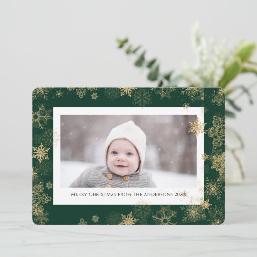 Modern Green Elegant Script Snowflakes Bokeh Feestdagenkaart (Staand voorkant)