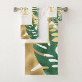 Modern Green Golden Tropical Leaves Monogram Bad Handdoek (Insitu)