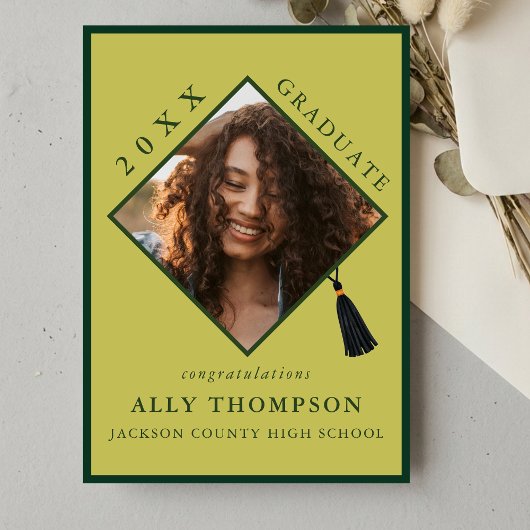 Modern Green Graduation Cap Photo Announcement Kaart
