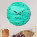 Modern Green Grote Klok<br><div class="desc">Deze kleurrijke wandklok is versierd met een groen draaipatroon. Eenvoudig aan te passen met jouw naam of monogram. Gebruik de optie Verdere wijzigingen aanpassen om de tekstgrootte, stijl of kleur te wijzigen als u dat wenst.</div>