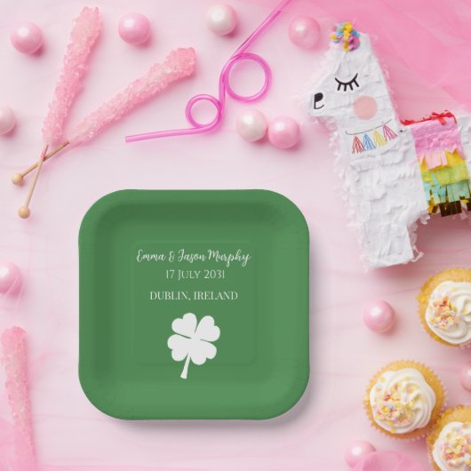 Modern Green Irish Four Leaf Clover Wedding Papieren Bordje (Feest)