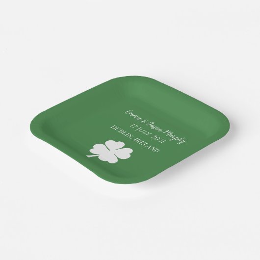 Modern Green Irish Four Leaf Clover Wedding Papieren Bordje (Gebogen)