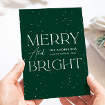 Modern Green Merry en Bright non-Photo Feestdagenkaart<br><div class="desc">Moderne vakantiekaart met "Merry and Bright" in witte letters en een donkergroene achtergrond met subtiele witte stippen (sneeuw). Pas de voorzijde van de niet-fotovakantiekaart aan met uw familienaam en het jaar in witte letters. De kaart keert terug om uw persoonlijk bericht in groen schrijven te tonen of laat het leeg...</div>