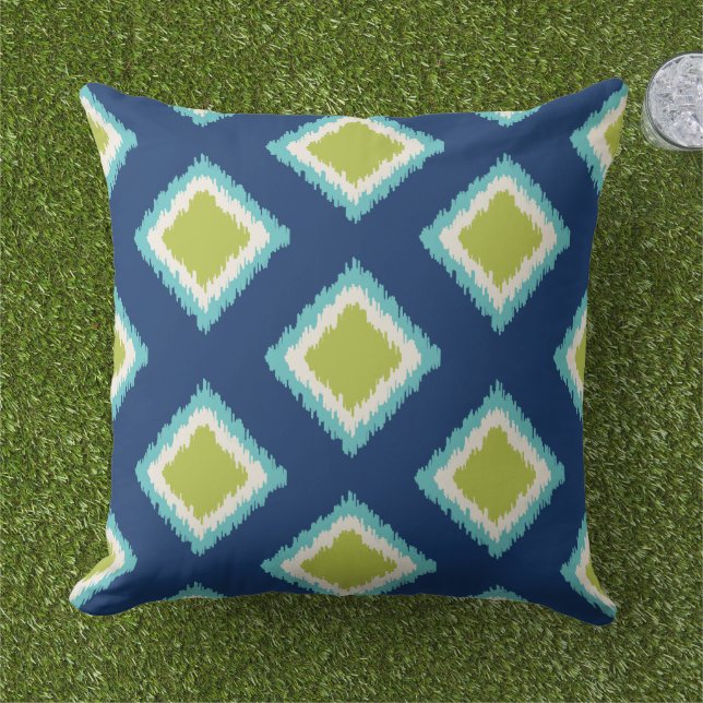 Modern Green Navy Blue Diamond Ikat Pattern Buitenkussen (Gras)