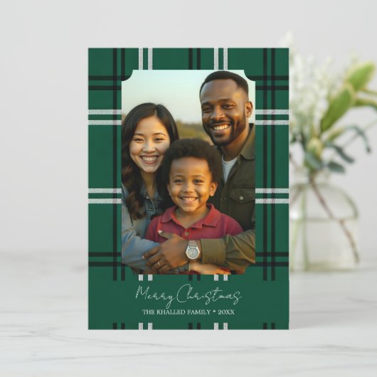 Modern Green Plaid Family Photo Holiday Greeting Kaart (Staand voorkant)