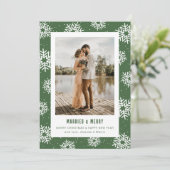 Modern Green Snowflake Photo Newlywed Feestdagenkaart (Staand voorkant)