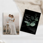 Modern Greenery Black Photo Wedding Kaart<br><div class="desc">Dit moderne zwarte fototrouwuitnodigingsontwerp biedt een eenvoudige mix en past coördinerende stijlen in zwart-wit aan met delicate groene elementen, waardoor het gemakkelijk kan worden gestroomlijnd rond eenvoudige, geavanceerde typografie en een prachtig, minimaal kalligrafiescript. De waterverf eucalyptus en andere botanische bladeren zijn prachtig doorheen, met donkere smaragd in een ombre-effect tot...</div>