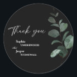 Modern Greenery Black Wedding Dank je Sticker<br><div class="desc">Deze moderne zwarte bruine bruiloft is te danken aan het ontwerp van de sticker dat een eenvoudige mix biedt en coördinerende stijlen in zwart-wit aanpast, met delicate groene elementen die een grijze bloei mogelijk maken rond eenvoudige, geavanceerde typografie en een prachtig, minimaal kalligrafiescript. De waterverf eucalyptus en andere botanische bladeren...</div>