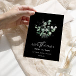 Modern Greenery Black Wedding Save the Date Kaart<br><div class="desc">Deze moderne zwarte bruine bruiloft biedt het design van de datakaart een eenvoudige mix en past de coördinerende stijlen in zwart-wit aan met delicate groene elementen, waardoor de compacte bloei rond eenvoudige, geavanceerde typografie en een prachtig, minimaal kalligrafiescript mogelijk wordt. De waterverf eucalyptus en andere botanische bladeren zijn prachtig doorheen,...</div>