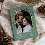 Modern Greenery Gold Arch Merry-kerstfoto Feestdagenkaart<br><div class="desc">Dit ontwerp is voorzien van een moderne groene boog met een delicaat glitter goud lijst en gouden borstelslagen met één verticale foto. Als u geavanceerde wijzigingen wilt aanbrengen,  selecteert u 'Klik om verder aan te passen' onder 'Deze sjabloon aanpassen'. Hier,  kunt u tekstvakjes,  kleur en doopvont uitgeven/toevoegen.</div>