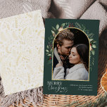 Modern Greenery Gold Arch Merry Kerstmis 1 Foto Feestdagenkaart<br><div class="desc">Dit ontwerp is voorzien van een moderne groene boog met een delicaat glitter goud lijst met een witte omtrek van het lijst met één enkele verticale foto. Als u geavanceerde wijzigingen wilt aanbrengen, selecteert u 'Klik om verder aan te passen' onder 'Deze sjabloon aanpassen'. Hier, kunt u tekstvakjes, kleur en...</div>