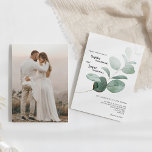 Modern Greenery White Photo Wedding Kaart<br><div class="desc">Dit moderne groene, witte, fotobruiloft-uitnodigingsontwerp biedt een eenvoudige mix en past coördinerende stijlen in zwart-wit aan met delicate groene elementen, waardoor de bloei van de foto op een schitterende manier kan worden bepaald door eenvoudige, geavanceerde typografie en een prachtig, minimaal kalligrafiescript. De waterverf eucalyptus en andere botanische bladeren zijn prachtig...</div>