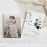 Modern Greenery White We maken foto-bruiloft Kaart<br><div class="desc">Dit moderne groen wit dat wij de uitnodigingsontwerp van de fotobruiloft maken, biedt een eenvoudige mix en past coördinerende stijlen in zwart-wit aan met delicate groene elementen, waardoor de bloei van de foto's gemakkelijk kan worden getild rond eenvoudige, geavanceerde typografie en een prachtig, minimaal kalligrafiescript. De waterverf eucalyptus en andere...</div>