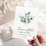 Modern Greenery White Wedding Save the Date<br><div class="desc">Deze moderne groenwitte bruiloft biedt een gebruiksvriendelijke mix en past de coördinerende stijlen in zwart-wit aan met delicate greenery-elementen, waardoor de brutale bloei rond eenvoudige, geavanceerde typografie en een prachtig, minimaal kalligrafiescript mogelijk wordt. De waterverf eucalyptus en andere botanische bladeren zijn prachtig doorheen, met donkere smaragd in een ombre-effect tot...</div>