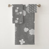 Modern Grey and White Floral Pattern Bad Handdoek (Insitu)