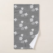 Modern Grey and White Floral Pattern Bad Handdoek (Handdoek)