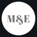 Modern Grey and White Monogram Weddenschap Ronde Sticker<br><div class="desc">Moderne trouwstickers met een eenvoudig ontwerp met twee initiaal monogram met een ampersand in grote,  grijze vetgedrukte blokletters op een witte achtergrond. De doopvonten en achtergrondkleuren kunnen in om het even welke kleuren worden veranderd u wenst. Deze hedendaagse stickers maken geweldige envelopzegels.</div>