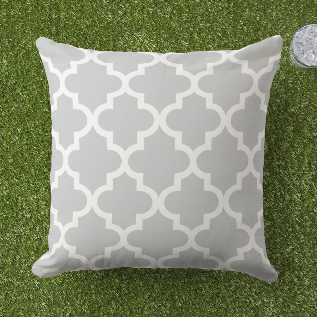 Modern Grey Moroccan Quatrefoil Pattern Buitenkussen (Gras)