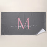 Modern Grijs Blush Roze Monogram Vrouwelijk Script Strandlaken<br><div class="desc">Elegante Grijze Blush Roze Monogram Vrouwelijke Moderne Girly Script Strandlaken</div>