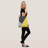 Modern grijs geel kleurenblokraster tote bag (Op model)