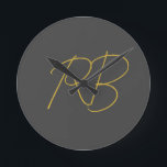 Modern Grijs Goud Kleur Monogram Initialen Ronde Klok<br><div class="desc">Extreem minimalistisch design. Ik zou aanraden aan familie en vrienden. Erg blij.</div>